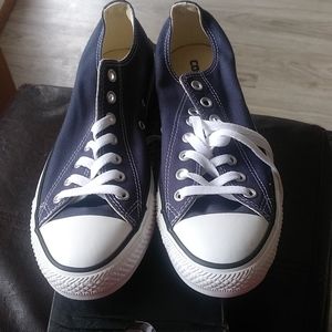 Men (10.5) or Women (12.5) unisex Converse